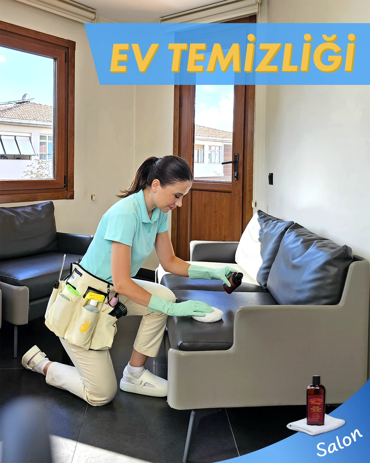 Temizlikçi, ev temizliği sırasında salondaki koltuk takımını temizliyor